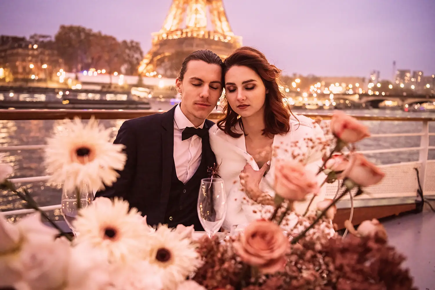 Couple de marié sous la tour Eiffel éclairée à Paris sur la Seine