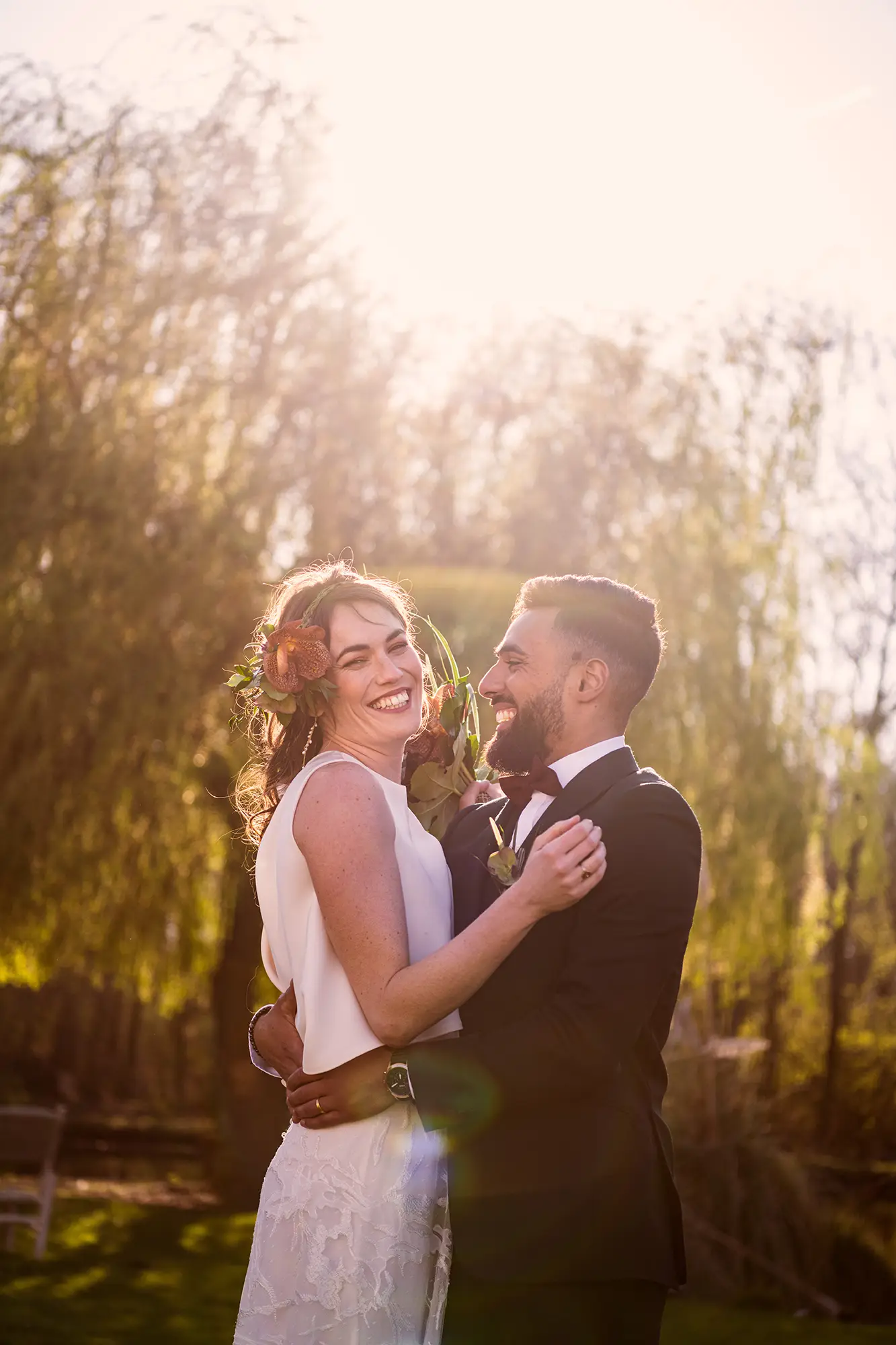 Photos de couple mariage dans la lumière dorée